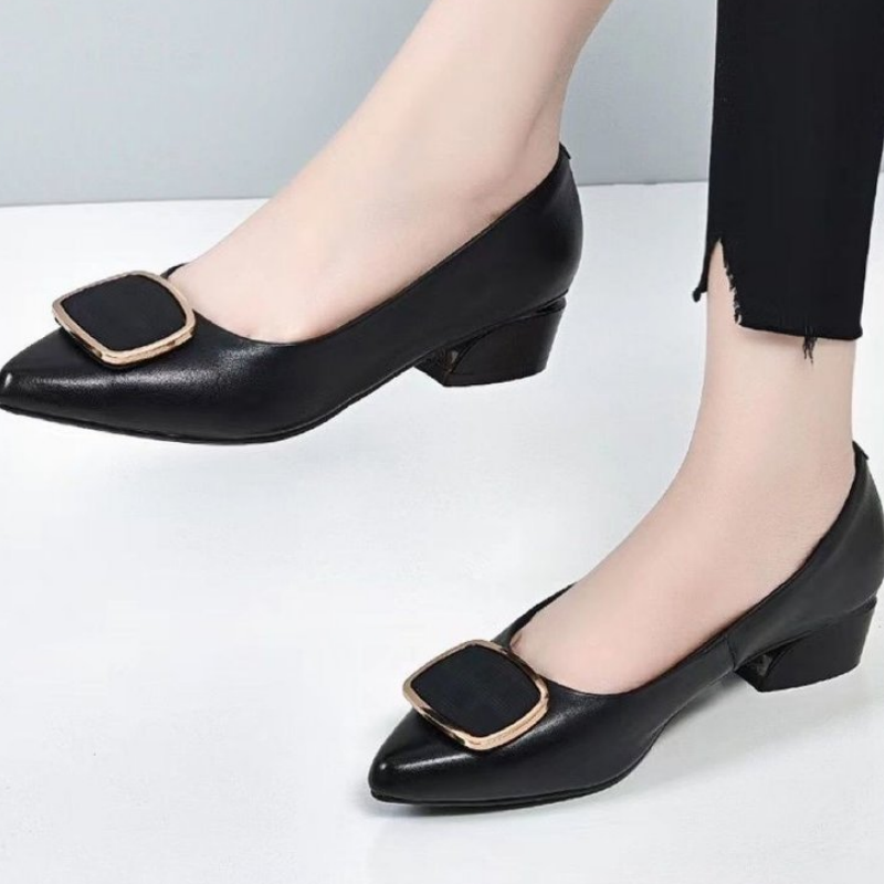 Damenschuhe mit niedrigem Absatz und flacher, spitzer Zehenpartie