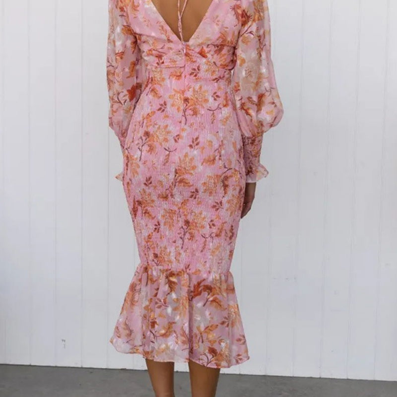 Elegantes Damenkleid mit langen Ärmeln, V-Ausschnitt und Rüschen