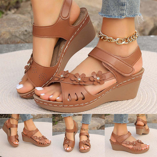 Elegante Sandalen mit schräger Sohle und Blumenmuster für Damen