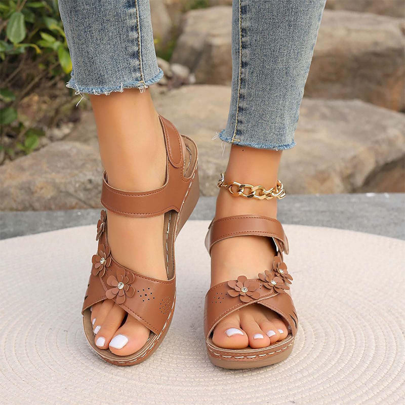 Elegante Sandalen mit schräger Sohle und Blumenmuster für Damen