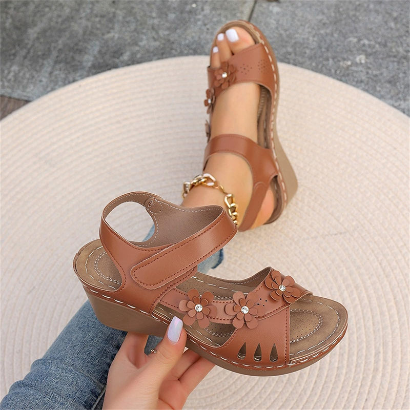 Elegante Sandalen mit schräger Sohle und Blumenmuster für Damen