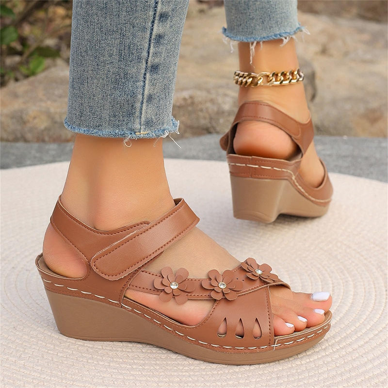 Elegante Sandalen mit schräger Sohle und Blumenmuster für Damen