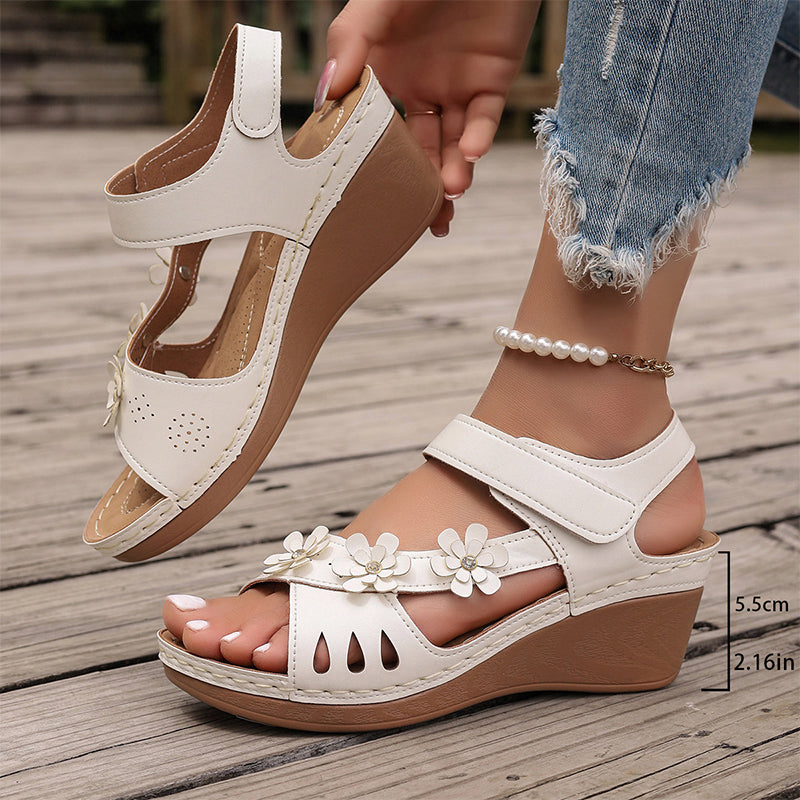 Elegante Sandalen mit schräger Sohle und Blumenmuster für Damen