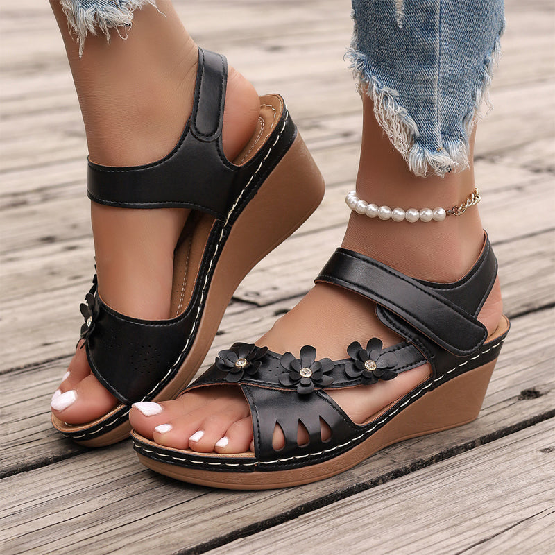 Elegante Sandalen mit schräger Sohle und Blumenmuster für Damen
