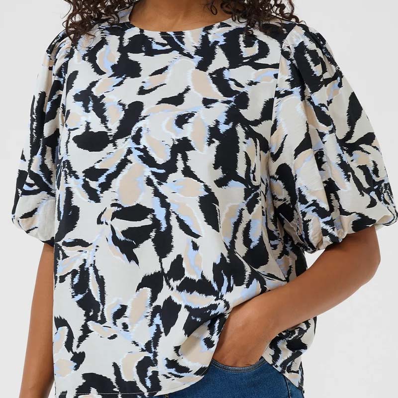 Babyblaues/schwarzes Oberteil mit abstraktem Print