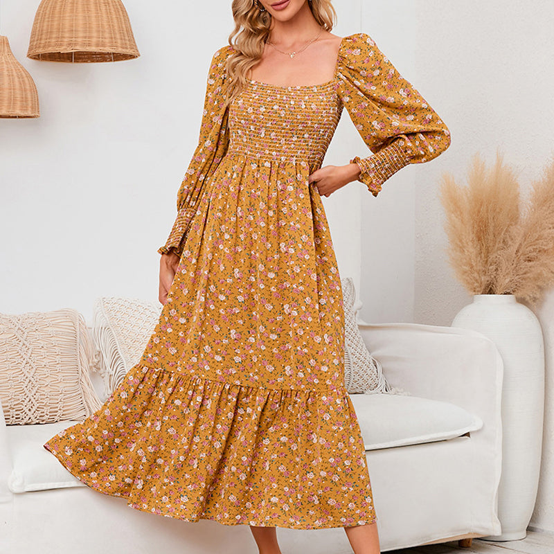 Elegantes Damenkleid mit ausgestellten Ärmeln und Blumenmuster