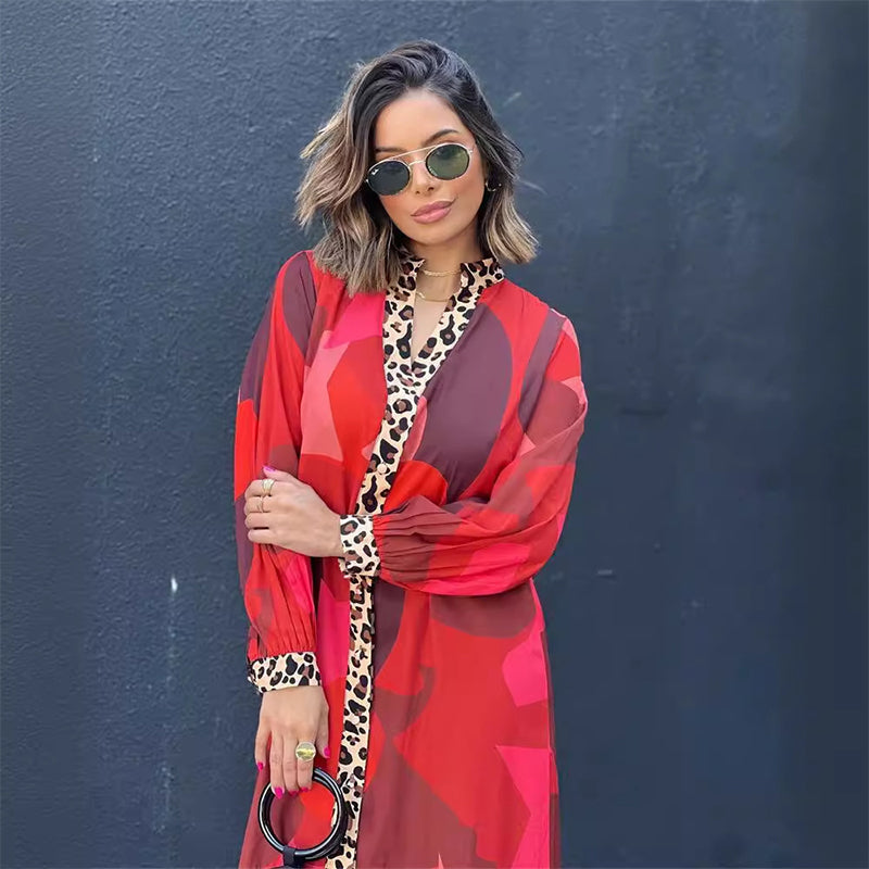 Langärmliges Maxikleid mit lebhaftem Print und Leopardenbesatz