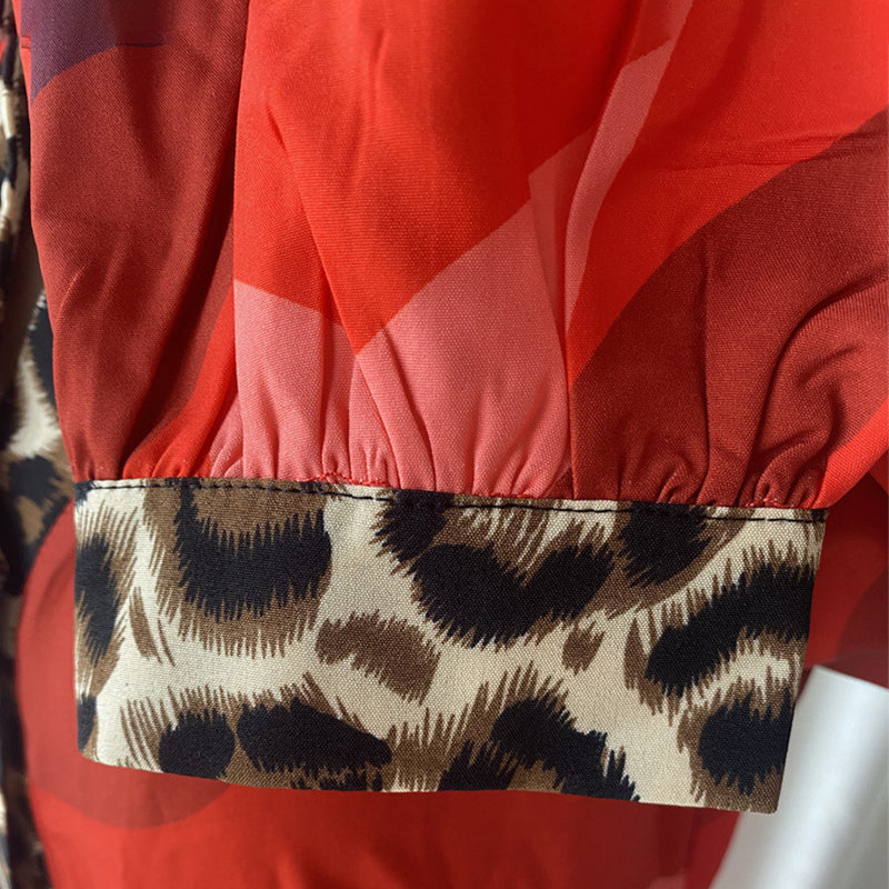 Langärmliges Maxikleid mit lebhaftem Print und Leopardenbesatz