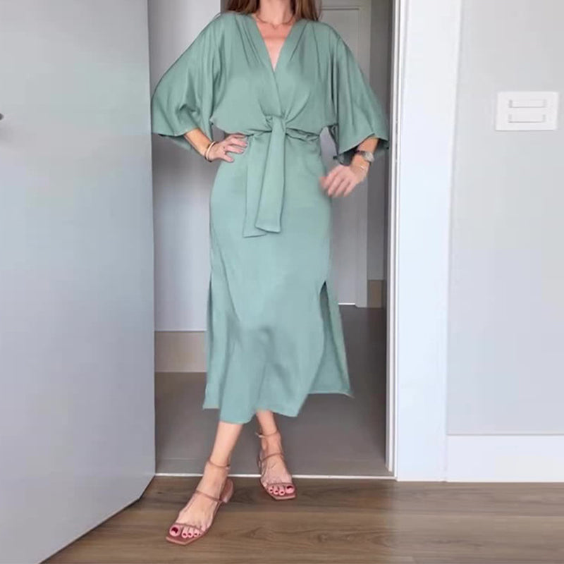 Elegantes Damenkleid mit Taillenschnürung und seitlichem Schlitz und V-Ausschnitt