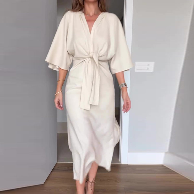 Elegantes Damenkleid mit Taillenschnürung und seitlichem Schlitz und V-Ausschnitt