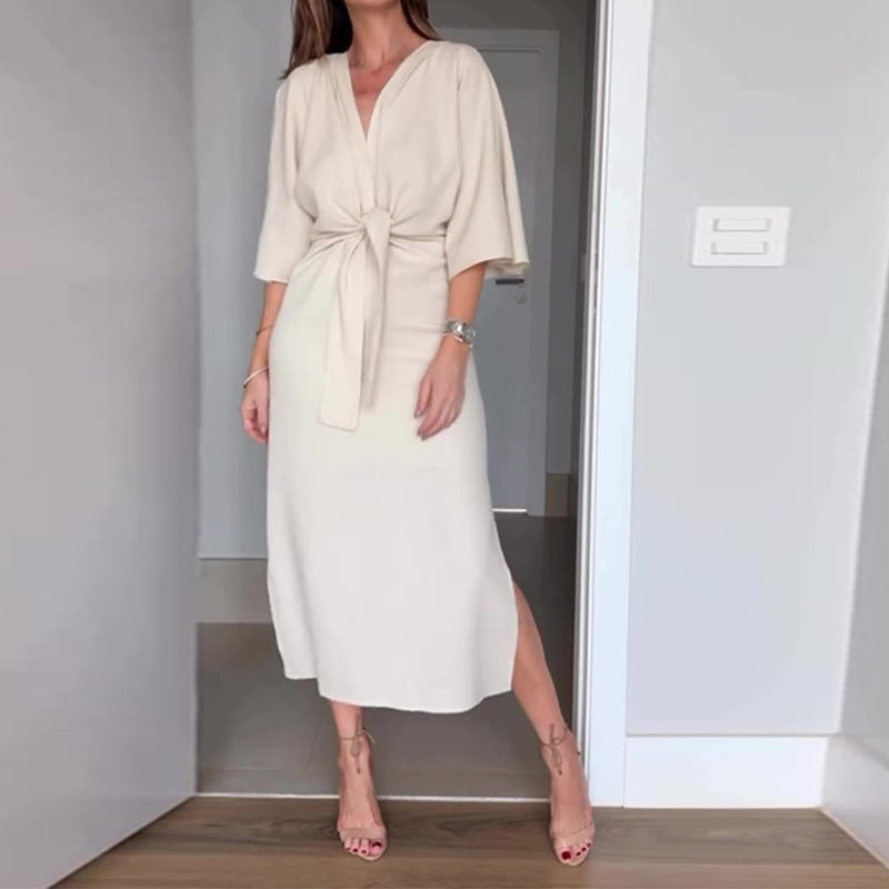Elegantes Damenkleid mit Taillenschnürung und seitlichem Schlitz und V-Ausschnitt