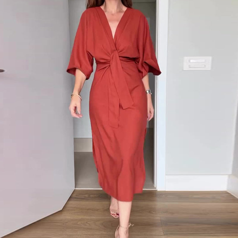 Elegantes Damenkleid mit Taillenschnürung und seitlichem Schlitz und V-Ausschnitt