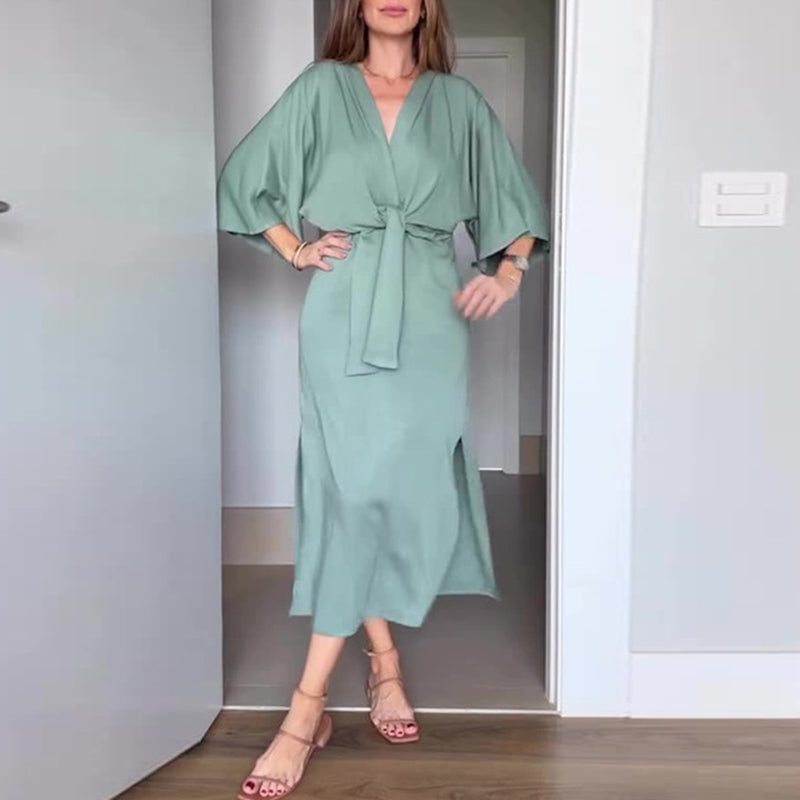 Elegantes Damenkleid mit Taillenschnürung und seitlichem Schlitz und V-Ausschnitt