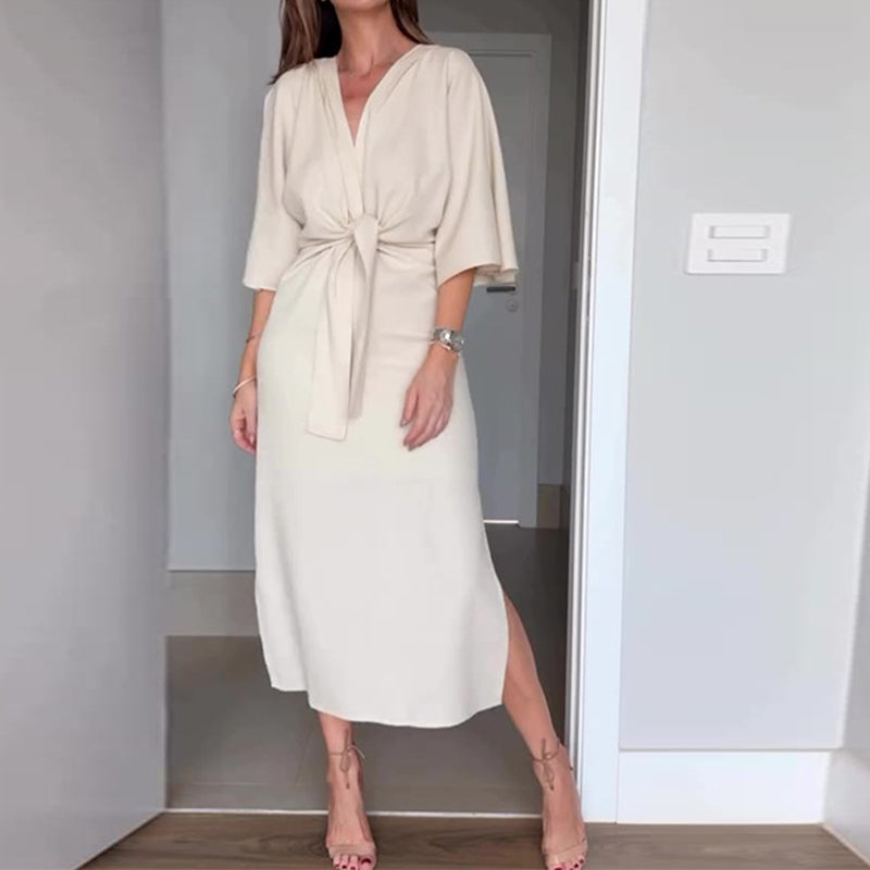 Elegantes Damenkleid mit Taillenschnürung und seitlichem Schlitz und V-Ausschnitt