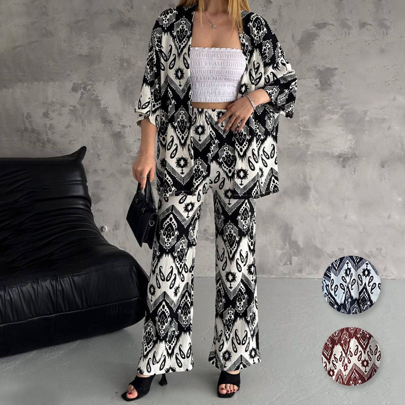 Zweiteiliges Set aus bedruckter Strickjacke mit halblangen Ärmeln und trendiger Hose mit weitem Bein