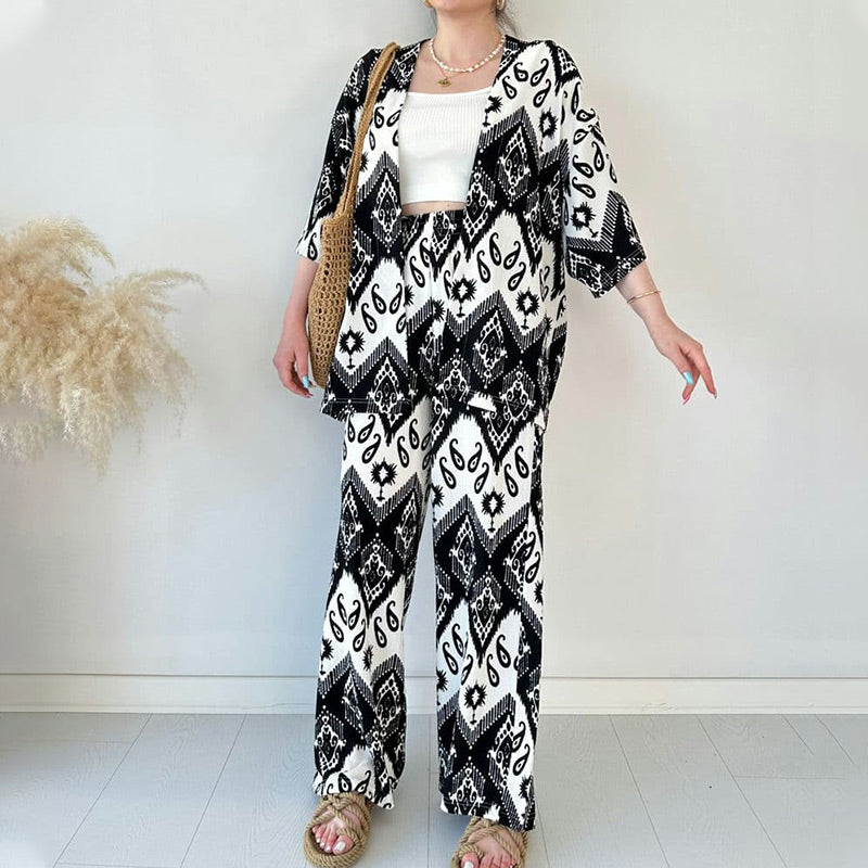 Zweiteiliges Set aus bedruckter Strickjacke mit halblangen Ärmeln und trendiger Hose mit weitem Bein