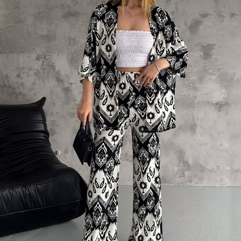 Zweiteiliges Set aus bedruckter Strickjacke mit halblangen Ärmeln und trendiger Hose mit weitem Bein