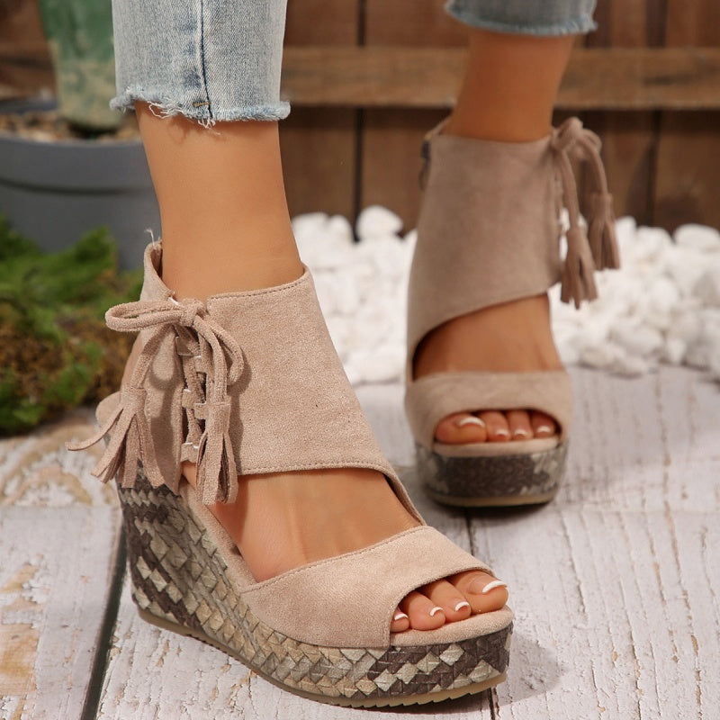 Damen-Sandalen mit offener Zehenpartie und Plateau-Keilabsatz und Quaste