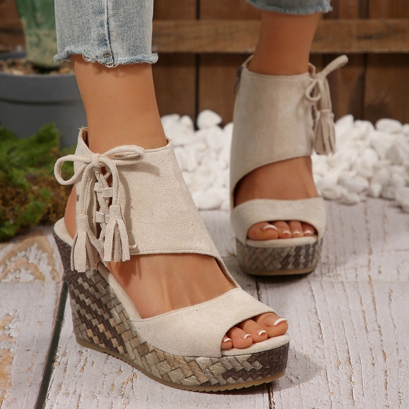 Damen-Sandalen mit offener Zehenpartie und Plateau-Keilabsatz und Quaste