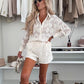 Eleganter Spitzen-Zweiteiler: Bluse und Shorts