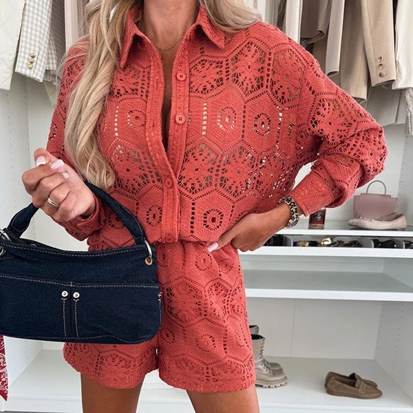 Eleganter Spitzen-Zweiteiler: Bluse und Shorts