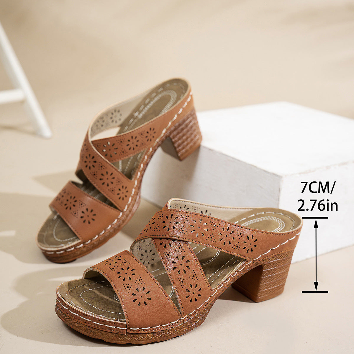 Damen-Sandalen im Vintage-Stil mit ausgehöhlten, klobigen Absätzen