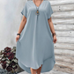 Lässiges Frauenkleid mit V-Ausschnitt