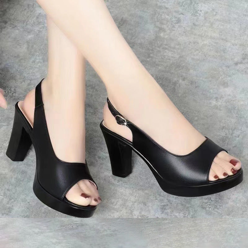 Sandalen mit offenem Zehenbereich, dicken Absätzen und Riemen