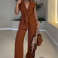 Elegantes Set aus tailliertem Oberteil und lässiger Hose