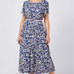 Trendy Damenkleid mit blauem Aufdruck, kurzärmlig, fließend und mit Gürtel
