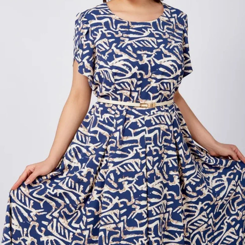 Trendy Damenkleid mit blauem Aufdruck, kurzärmlig, fließend und mit Gürtel