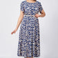 Trendy Damenkleid mit blauem Aufdruck, kurzärmlig, fließend und mit Gürtel