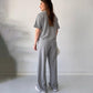 Lässiges Set aus Oberteil mit Rundhalsausschnitt und Hose mit Kordelzug