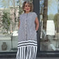 Damen lockeres langes Kleid mit Streifen und Knopfleiste