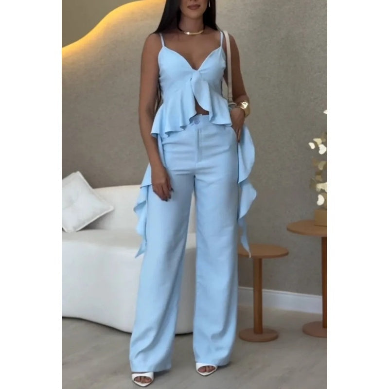 Damenmode-Set mit Spaghetti-Top und weitem Bein und Rüschensaum