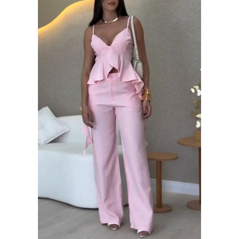 Damenmode-Set mit Spaghetti-Top und weitem Bein und Rüschensaum