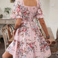 Elegantes, gesmoktes Kleid mit quadratischem Ausschnitt und Blumendruck für Damen