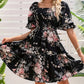 Elegantes, gesmoktes Kleid mit quadratischem Ausschnitt und Blumendruck für Damen