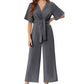 Eleganter Jumpsuit mit V-Ausschnitt und weitem Bein und Bindegürtel für Damen