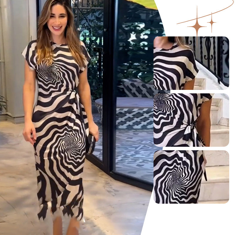 Damenkleid mit Bindegürtel und Schlitz