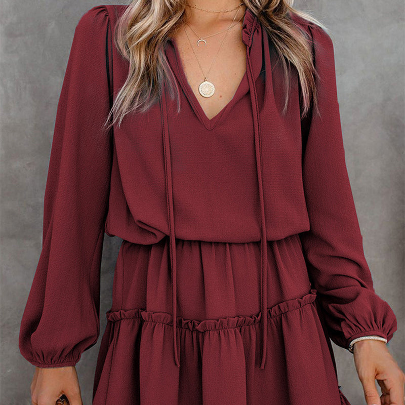 Damenkleid mit V-Ausschnitt und Rüschenbesatz