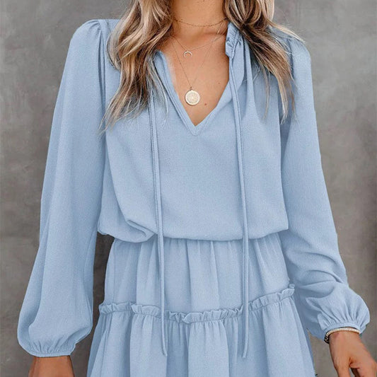 Damenkleid mit V-Ausschnitt und Rüschenbesatz