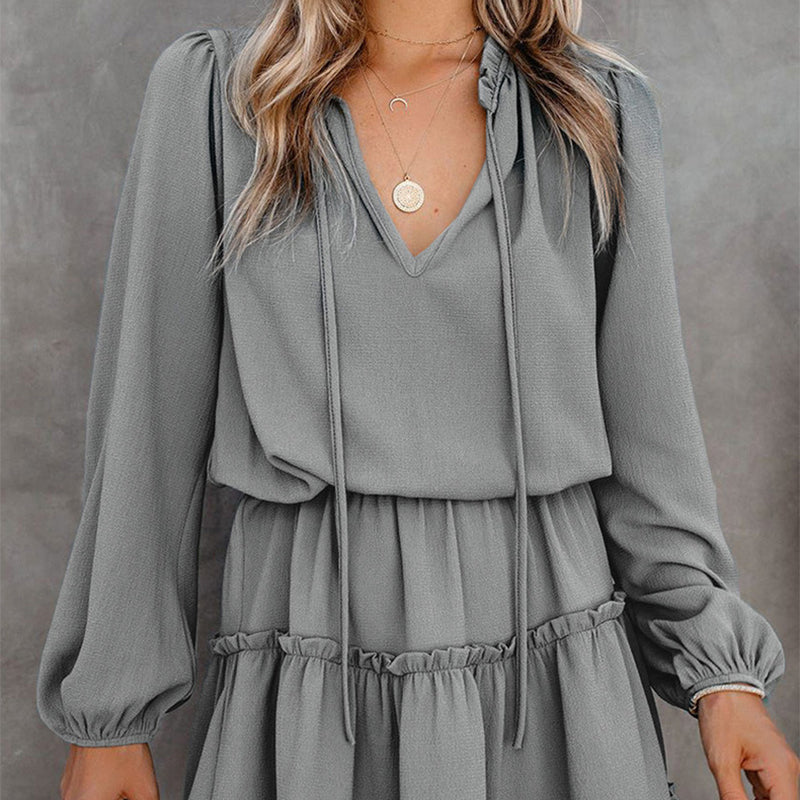 Damenkleid mit V-Ausschnitt und Rüschenbesatz