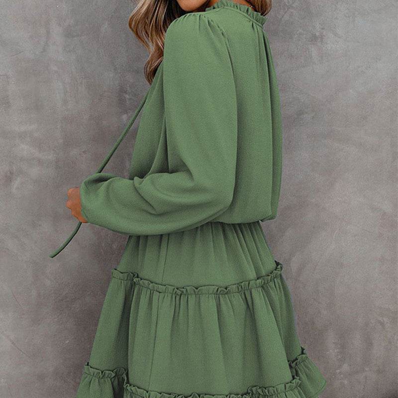 Damenkleid mit V-Ausschnitt und Rüschenbesatz
