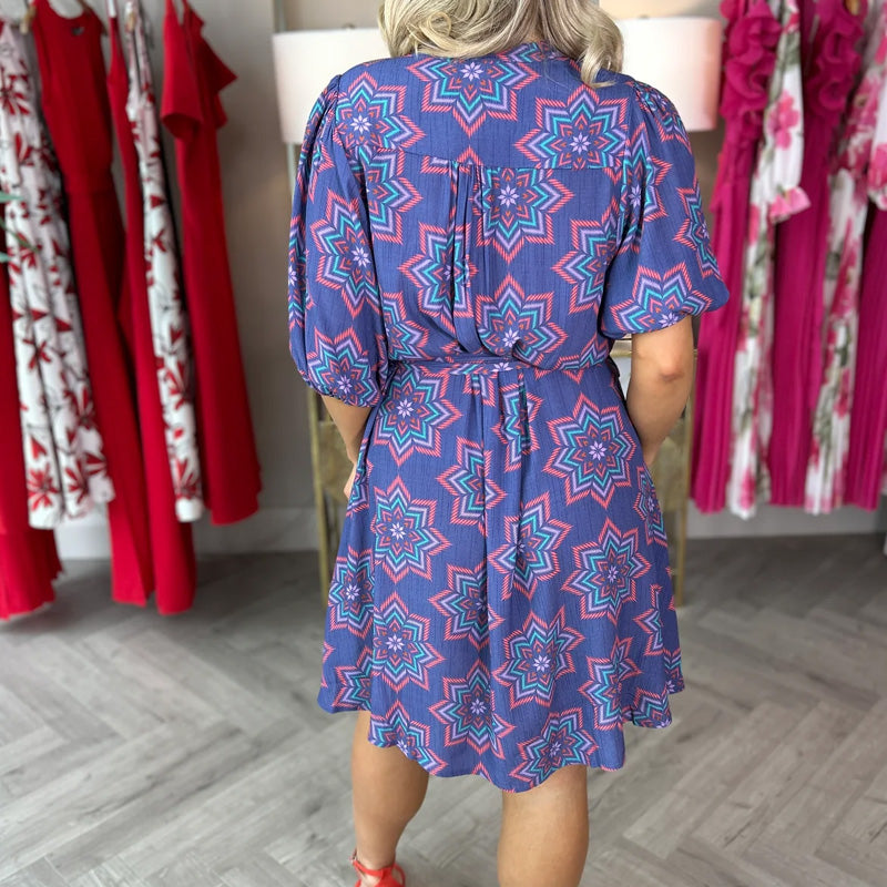 Elegantes bedrucktes Damenkleid mit V-Ausschnitt
