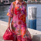 Rotes Chiffonkleid mit Blumenmuster