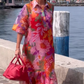 Rotes Chiffonkleid mit Blumenmuster