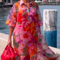 Rotes Chiffonkleid mit Blumenmuster