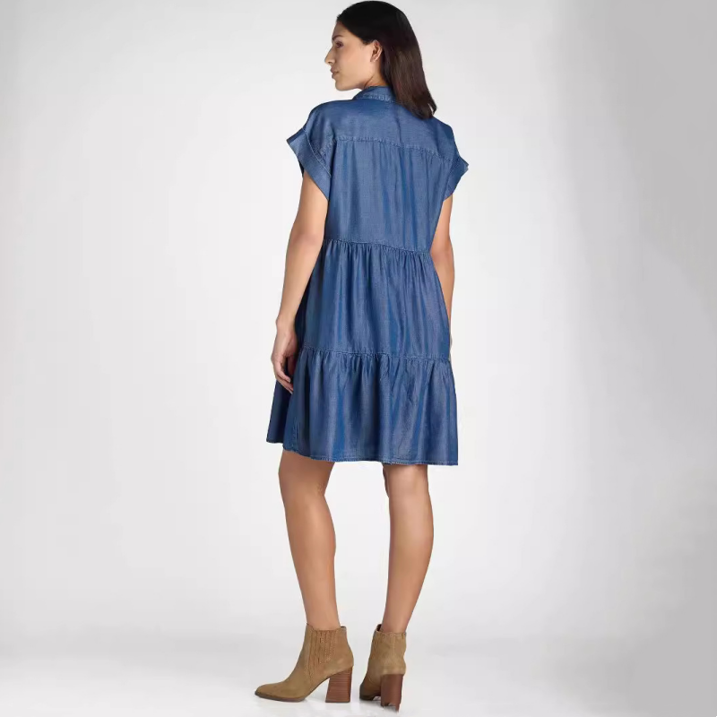 Damenkleid mit Revers und kurzen Ärmeln, plissiert, Button-Down