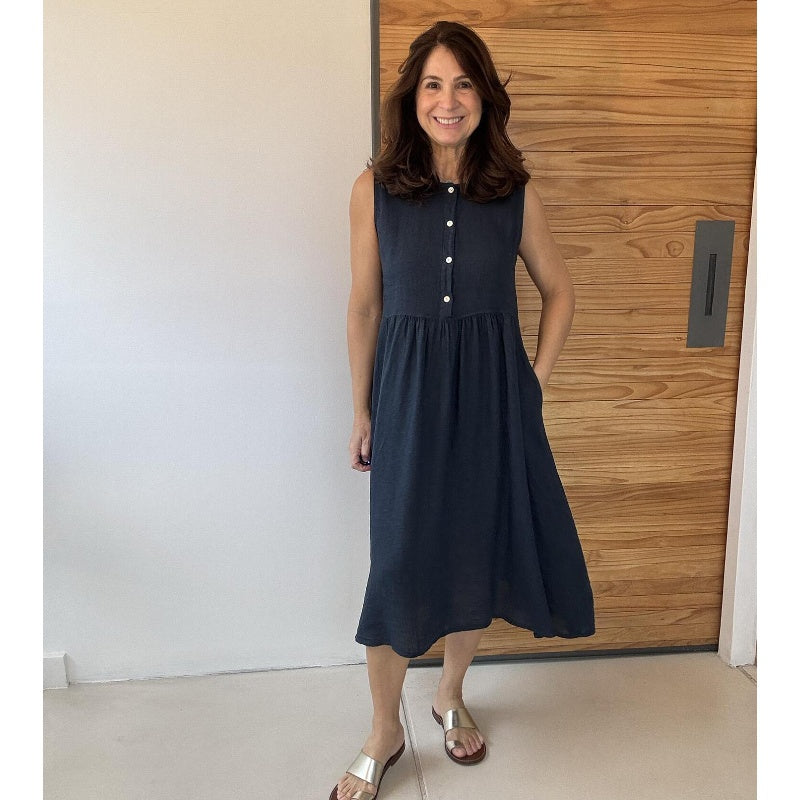 Einfarbiges, ärmelloses Kleid mit Rundhalsausschnitt und Knopfleiste